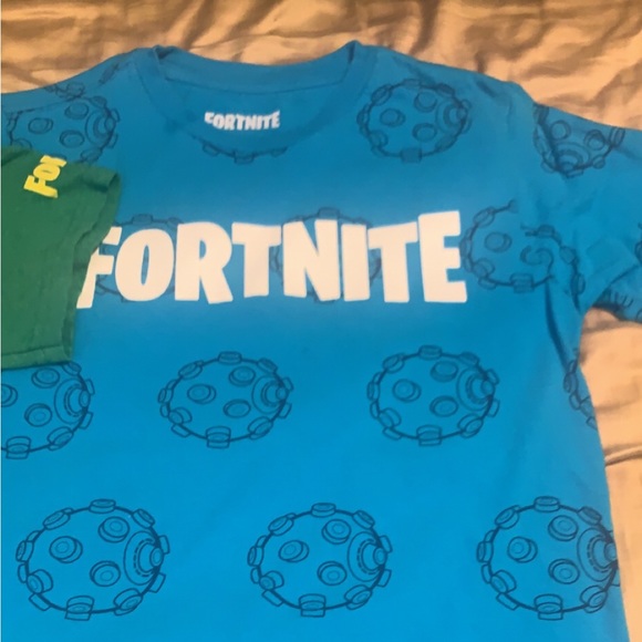 2 boys size 8 Fortnite shirts - Picture 5 of 5